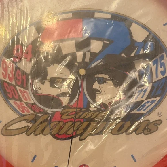 Sun Time Racing Quartz Clock with Dale Earnhardt and Richard Petty - Picture 3 of 6